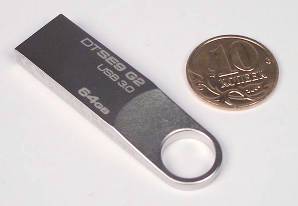 Ширина корпуса накопителя меньше диаметра 10-копеечной монеты