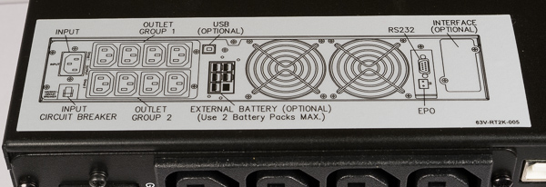 На корпусе ИБП Powercom Vanguard VRT-2000XL имеется наклейка с кратким описанием назначения всех разъемов, расположенных на задней панели