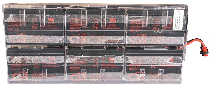 Аккумуляторные батареи заключены в контейнер из прозрачного пластика