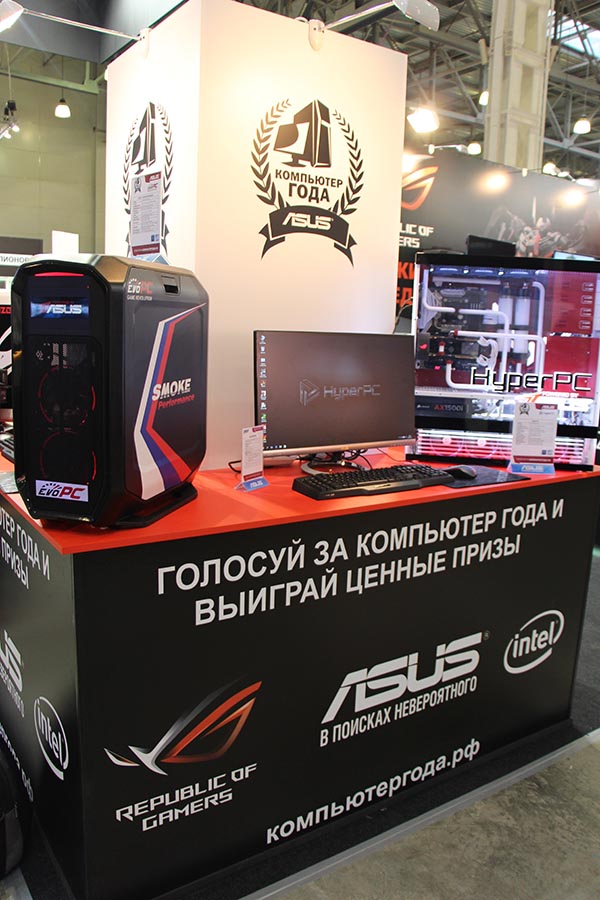 Экспозиция участников конкурса «ASUS — компьютер года 2015» на стенде ASUS