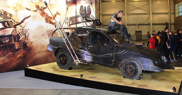 На стенде компании SoftClub можно было сфотографироваться рядом с полноразмерной копией автомобиля из Mad Max
