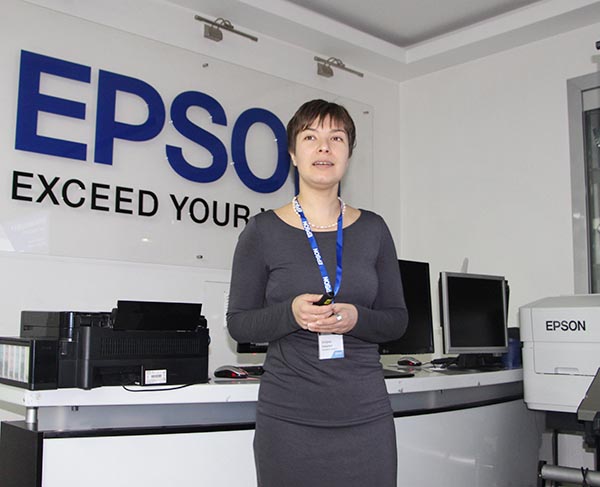 Екатерина Атрошкина, менеджер по широкоформатному оборудованию московского представительства Epson, представляет новые модели принтеров серии SureColor SC-P