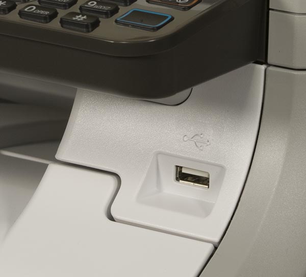 Порт USB для подключения портативных накопителей на передней панели корпуса