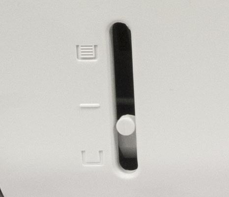 Слева на лицевой панели лотка установлен механический индикатор количества оставшейся бумаги