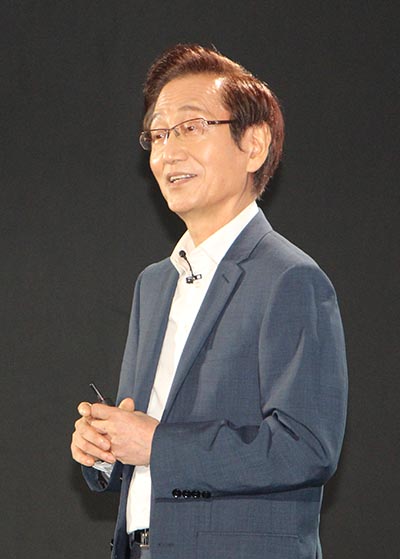 Президент компании ASUS Джони Ши представляет новые продукты на выставке Computex Taipei 2015