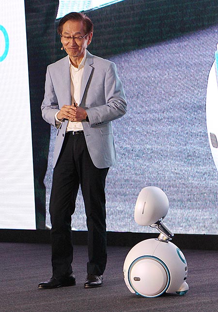 Глава компании ASUS Джонни Ши демонстрирует возможности робота Zenbo