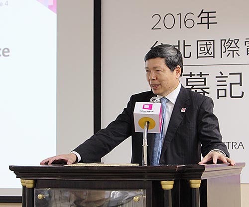 Исполнительный вице-президент TAITRA Вальтер Ие (Walter Yeh) выступает на церемонии закрытия выставки