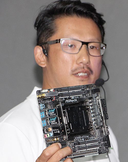 Крис Ли, директор по маркетингу компании ASRock, представляет материнскую плату X299E-ITX/ac