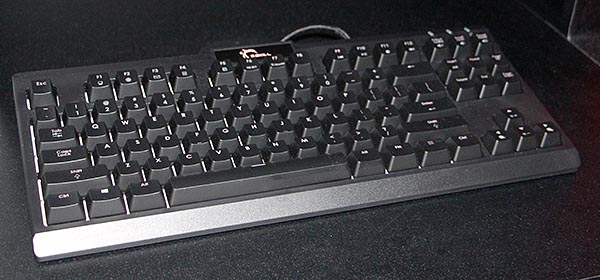 Клавиатура Ripjaws KM560 MX выпускается в корпусах черного и белого цвета 