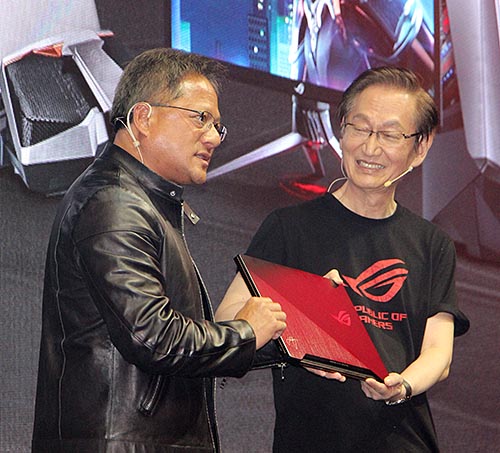 Глава ASUS Джонни Ши и руководитель компании NVIDIA Дженсен Хуан (Jensen Huang) представляют новый игровой ноутбук