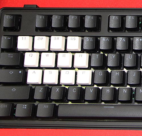 При желании часть колпачков на клавиатуре можно заменить на белые или прозрачные