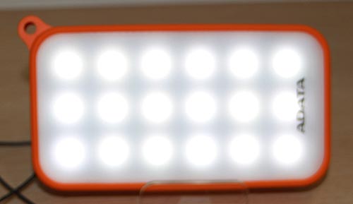 Портативный источник питания D8000L оборудован встроенной светодиодной панелью