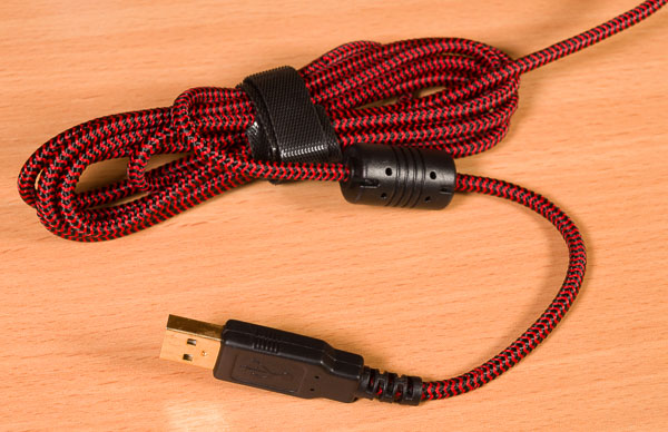 Встроенный кабель оборудован штекером USB Type A и ферритовым фильтром
