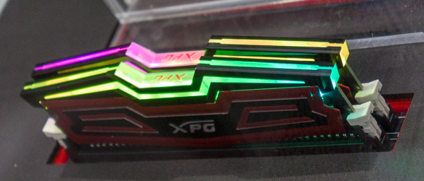 Демонстрация возможностей подсветки модулей памяти XPG Spectrix D40 DDR4 RGB