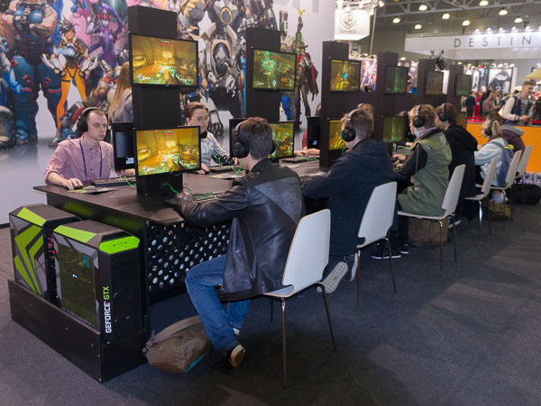Игровые зоны на стендах компаний «СофтКлаб» и Blizzard Entertainment, оборудованные компьютерами OLDI