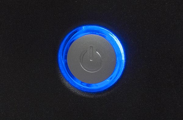 Кнопка на передней панели корпуса обрамлена подсвечиваемым изнутри кольцом, которое служит световым индикатором
