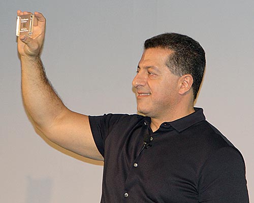 Алекс Катузьян (Alex Katouzian), главный вице-президент и генеральный менеджер подразделения мобильных устройств компании Qualcomm, демонстрирует чип Snapdragon 850