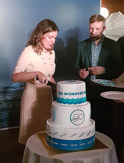 Наталья Галян, региональный директор по продажам и дистрибьюции продуктов Intel в России и странах СНГ, приступает к разрезанию праздничного торта