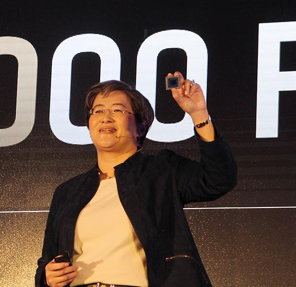 Глава компании AMD Лиза Су демонстрирует графический процессор семейства NAVI 