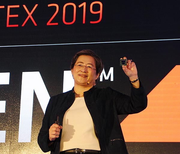 Глава компании AMD Лиза Су демонстрирует один из процессоров Ryzen третьего поколения