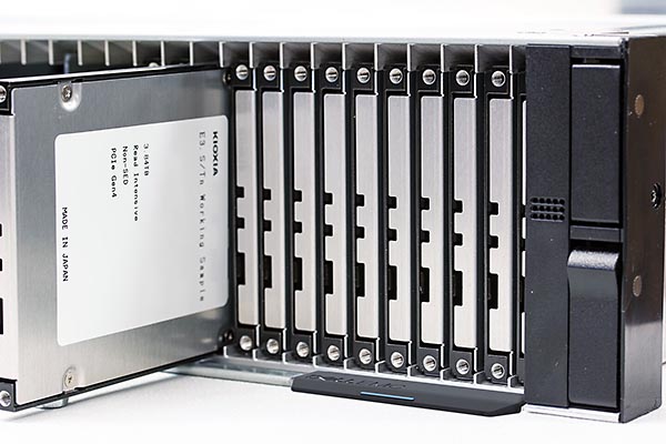 Образцы SSD формфактора Е3.S, установленные в прототип стандартного стоечного сервера высотой 2U. В одном таком сервере уместится до 48 накопителей
